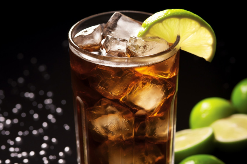 Picture of a cuba libre drink with lime and ice